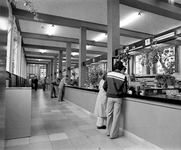 80393 Interieur van het Stadhuis (Stadhuisbrug 1) te Utrecht: balie van de afdeling bevolking, gezien vanaf de ingang ...